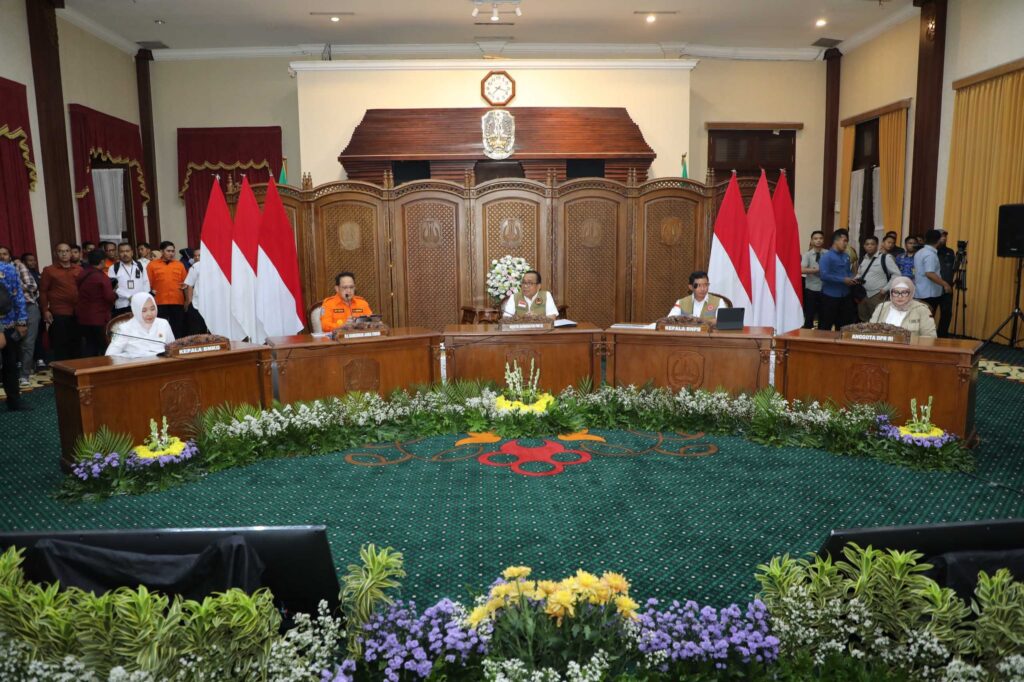 Suasana Rapat Koordinasi yang dihelat di Gedung Negara Grahadi, Kota Surabaya, Jawa Timur pada Selasa (17/12).