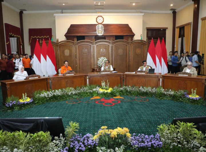 Suasana Rapat Koordinasi yang dihelat di Gedung Negara Grahadi, Kota Surabaya, Jawa Timur pada Selasa (17/12).