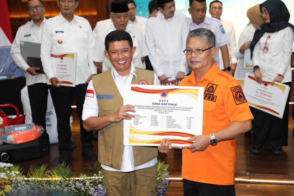 Simbolis pemberian bantuan bagi seluruh pemerintah daerah yang telah menyatakan status darurat bencana hidrometeorolgi di Gedung Negara Grahadi, Kota Surabaya, Jawa Timur pada Selasa (17/12).