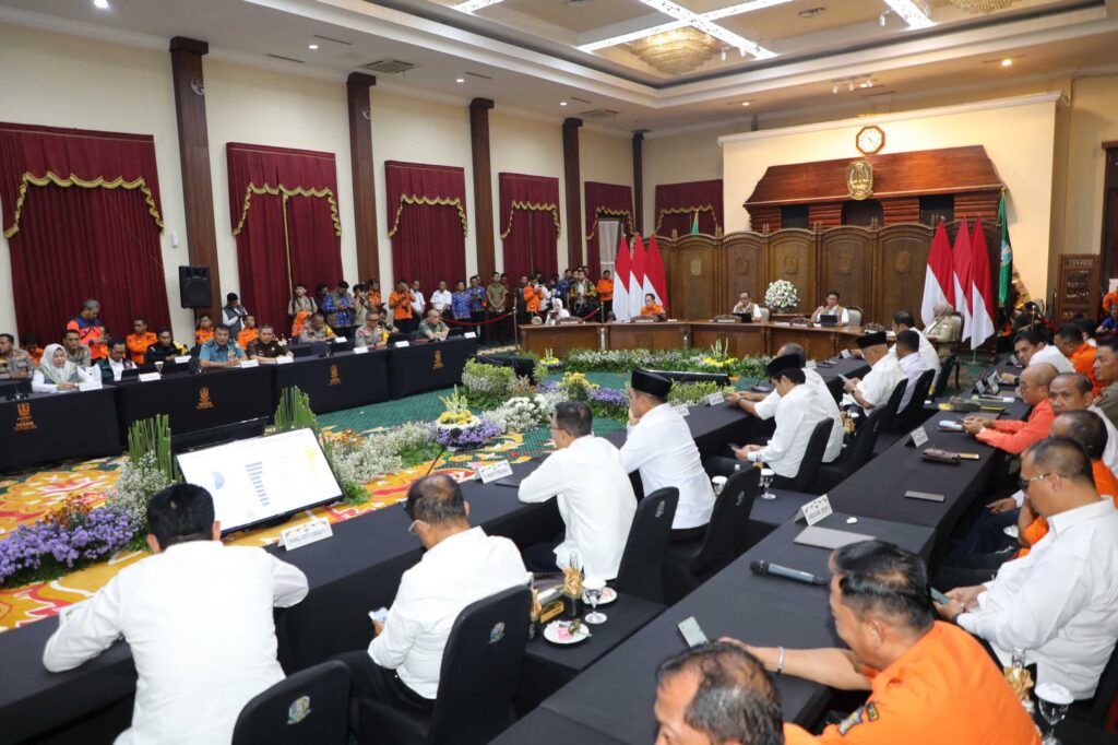 Suasana Rapat Koordinasi yang dihelat di Gedung Negara Grahadi, Kota Surabaya, Jawa Timur pada Selasa (17/12).