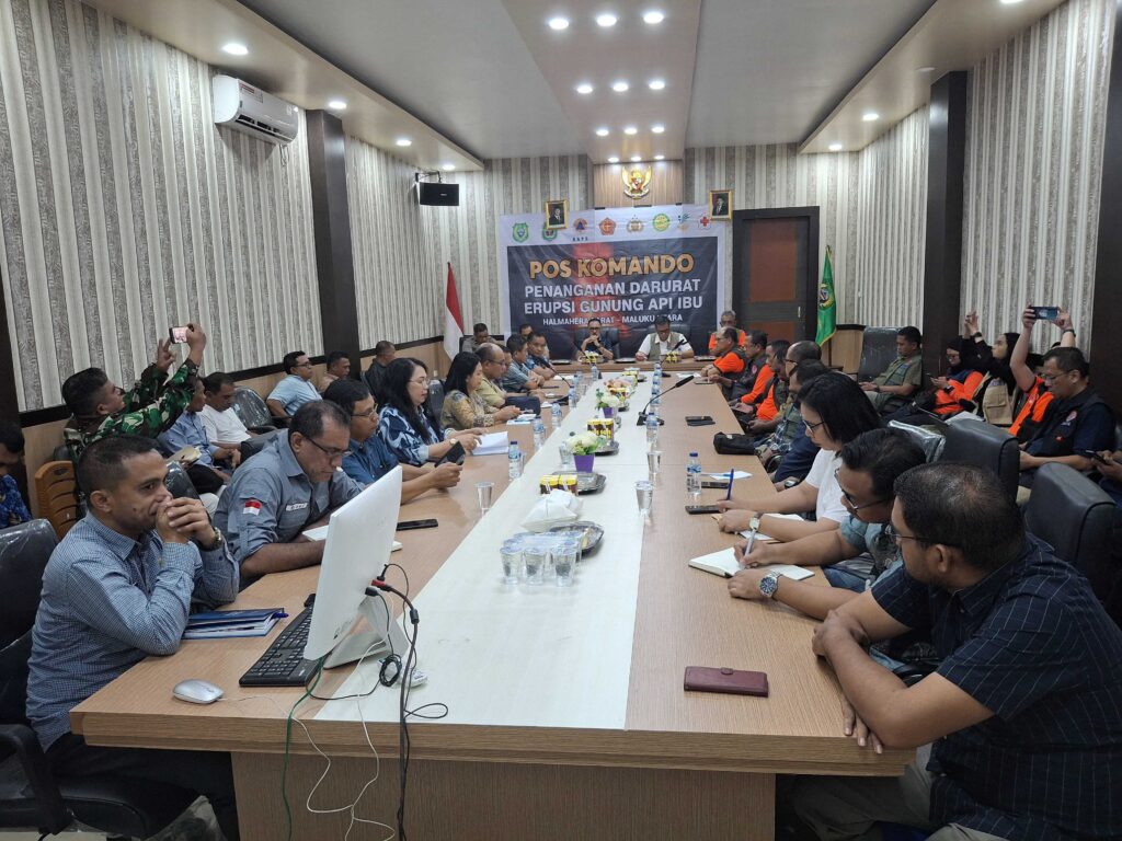 Rapat koordinasi penanganan darurat erupsi Gunung Ibu yang dilaksankan di Kantor Bupati Halmahera Barat, Maluku Utara pada Jumat (17/1).