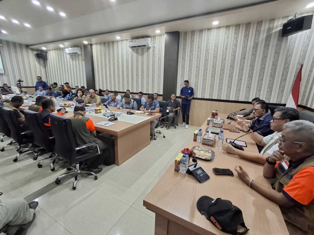 Rapat koordinasi penanganan darurat erupsi Gunung Ibu yang dilaksankan di Kantor Bupati Halmahera Barat, Maluku Utara pada Jumat (17/1).