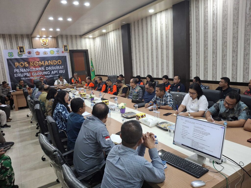 Rapat koordinasi penanganan darurat erupsi Gunung Ibu yang dilaksankan di Kantor Bupati Halmahera Barat, Maluku Utara pada Jumat (17/1).